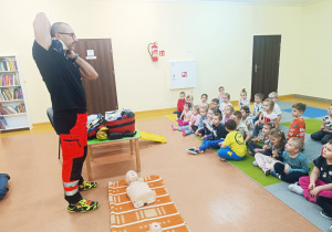 Pierwsza pomoc, czyli wizyta ratownika medycznego w przedszkolu - gr. XI i XII