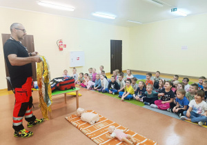 Pierwsza pomoc, czyli wizyta ratownika medycznego w przedszkolu - gr. XI i XII