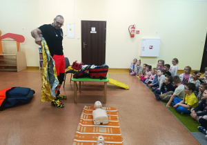Pierwsza pomoc, czyli wizyta ratownika medycznego w przedszkolu - gr. XI i XII