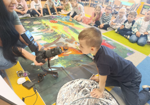 Poznajemy tajniki zawodu fotografa, czyli wizyta mamy Tymoteuszka i jesienna sesja fotograficzna w gr. XII