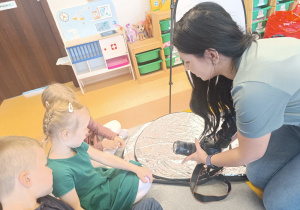 Poznajemy tajniki zawodu fotografa, czyli wizyta mamy Tymoteuszka i jesienna sesja fotograficzna w gr. XII