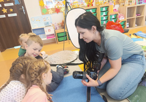 Poznajemy tajniki zawodu fotografa, czyli wizyta mamy Tymoteuszka i jesienna sesja fotograficzna w gr. XII