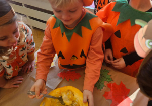 Zajęcia koleżeńskie "Na dyniowej grządce" w grupie II i VII