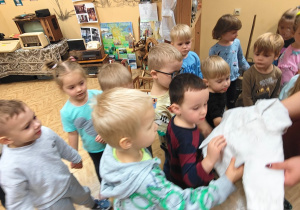 „Mała i duża Ojczyzna”- projekt edukacyjny i zajęcia w przedszkolnym Mini Muzeum „Na szlaku historii”- gr. II