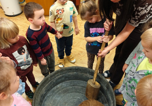 „Mała i duża Ojczyzna”- projekt edukacyjny i zajęcia w przedszkolnym Mini Muzeum „Na szlaku historii”- gr. II