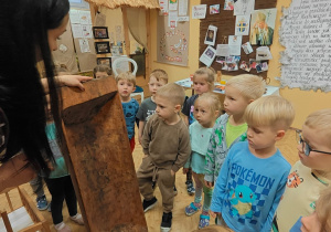 „Mała i duża Ojczyzna”- projekt edukacyjny i zajęcia w przedszkolnym Mini Muzeum „Na szlaku historii”- gr. II