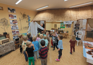 „Mała i duża Ojczyzna”- projekt edukacyjny i zajęcia w przedszkolnym Mini Muzeum „Na szlaku historii”- gr. II