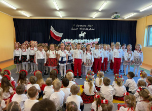 „Małe Serduszka dla Niepodległej: Patriotyczne Spotkanie Przedszkolaków” – grupy: III, IV, V, VI