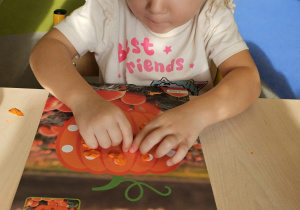 Projekt „Sensoryczna jesień” w grupie I maluszków