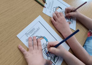 "Dzieci swoje prawa mają..."- wizyta przedszkolaków z gr. XII w Miejskiej Bibliotece Publicznej w Koninie - Filia "Medyczna"