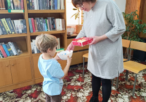 "Dzieci swoje prawa mają..."- wizyta przedszkolaków z gr. XII w Miejskiej Bibliotece Publicznej w Koninie - Filia "Medyczna"