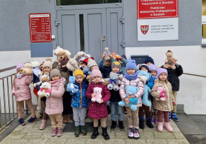 Światowy Dzień Pluszowego Misia – święto symbolu dzieciństwa w grupie X