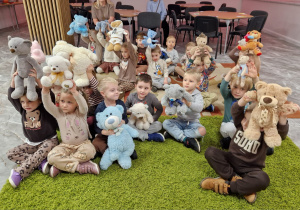 Światowy Dzień Pluszowego Misia – święto symbolu dzieciństwa w grupie X