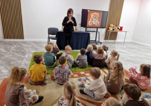 Światowy Dzień Pluszowego Misia – święto symbolu dzieciństwa w grupie X