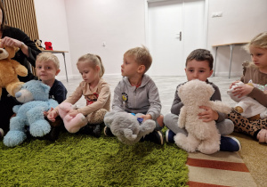 Światowy Dzień Pluszowego Misia – święto symbolu dzieciństwa w grupie X