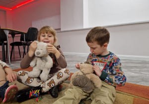 Światowy Dzień Pluszowego Misia – święto symbolu dzieciństwa w grupie X