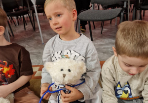 Światowy Dzień Pluszowego Misia – święto symbolu dzieciństwa w grupie X