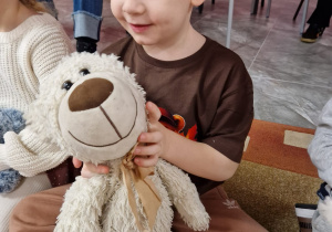 Światowy Dzień Pluszowego Misia – święto symbolu dzieciństwa w grupie X