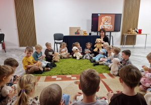 Światowy Dzień Pluszowego Misia – święto symbolu dzieciństwa w grupie X