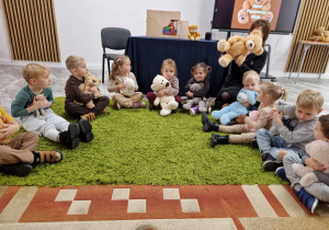 Światowy Dzień Pluszowego Misia – święto symbolu dzieciństwa w grupie X