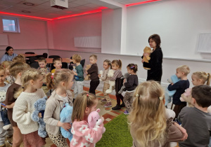 Światowy Dzień Pluszowego Misia – święto symbolu dzieciństwa w grupie X