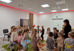 Światowy Dzień Pluszowego Misia – święto symbolu dzieciństwa w grupie X