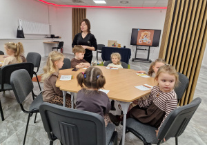 Światowy Dzień Pluszowego Misia – święto symbolu dzieciństwa w grupie X