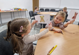 Światowy Dzień Pluszowego Misia – święto symbolu dzieciństwa w grupie X