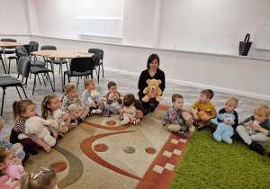 Światowy Dzień Pluszowego Misia – święto symbolu dzieciństwa w grupie X