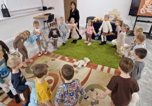 Światowy Dzień Pluszowego Misia – święto symbolu dzieciństwa w grupie X