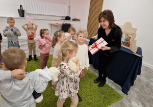 Światowy Dzień Pluszowego Misia – święto symbolu dzieciństwa w grupie X