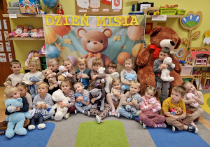 Światowy Dzień Pluszowego Misia – święto symbolu dzieciństwa w grupie X