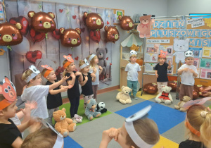 „Czy to jutro, czy to dziś, wszystkim jest potrzebny MIŚ” – grupa IX świętuje Dzień Pluszowego Misia
