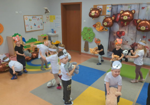 „Czy to jutro, czy to dziś, wszystkim jest potrzebny MIŚ” – grupa IX świętuje Dzień Pluszowego Misia