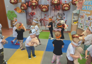 „Czy to jutro, czy to dziś, wszystkim jest potrzebny MIŚ” – grupa IX świętuje Dzień Pluszowego Misia