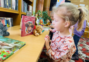 Dzień Pluszowego Misia i wizyta w bibliotece - gr. XI