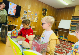 Dzień Pluszowego Misia i wizyta w bibliotece - gr. XI