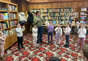 Dzień Pluszowego Misia i wizyta w bibliotece - gr. XI