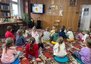 Dzień Pluszowego Misia i wizyta w bibliotece - gr. XI