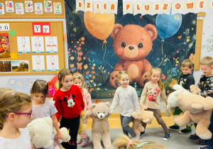 Dzień Pluszowego Misia i wizyta w bibliotece - gr. XI