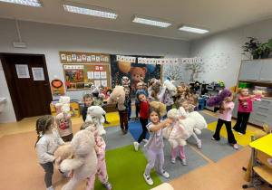 Dzień Pluszowego Misia i wizyta w bibliotece - gr. XI