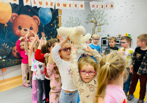 Dzień Pluszowego Misia i wizyta w bibliotece - gr. XI