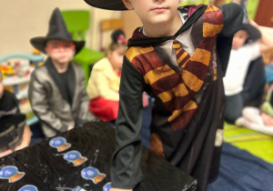 "Andrzejkowe Czary- Mary"- eksperymenty w grupie VI