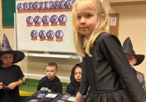 "Andrzejkowe Czary- Mary"- eksperymenty w grupie VI