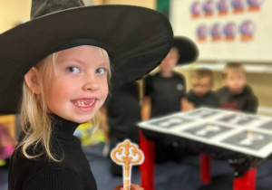 "Andrzejkowe Czary- Mary"- eksperymenty w grupie VI