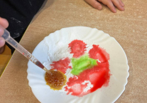 "Andrzejkowe Czary- Mary"- eksperymenty w grupie VI