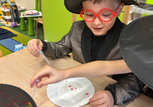 "Andrzejkowe Czary- Mary"- eksperymenty w grupie VI