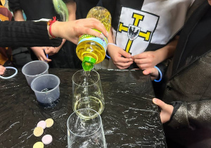 "Andrzejkowe Czary- Mary"- eksperymenty w grupie VI