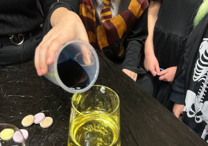 "Andrzejkowe Czary- Mary"- eksperymenty w grupie VI