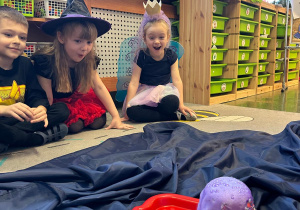 Magia, wróżby i wspólna zabawa w grupie III